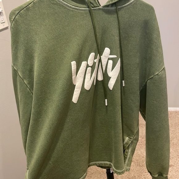 🌸2/$5 YITTY pull over sweater - Picture 1 of 4
